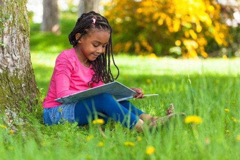 لماذا يجب علينا تحفيز أطفالنا على القراءة أثناء الإجازة الصيفية؟