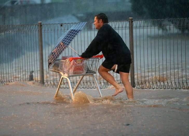 بين الحرارة والبرودة.. تقلبات الطقس في مشاهد مثيرة 