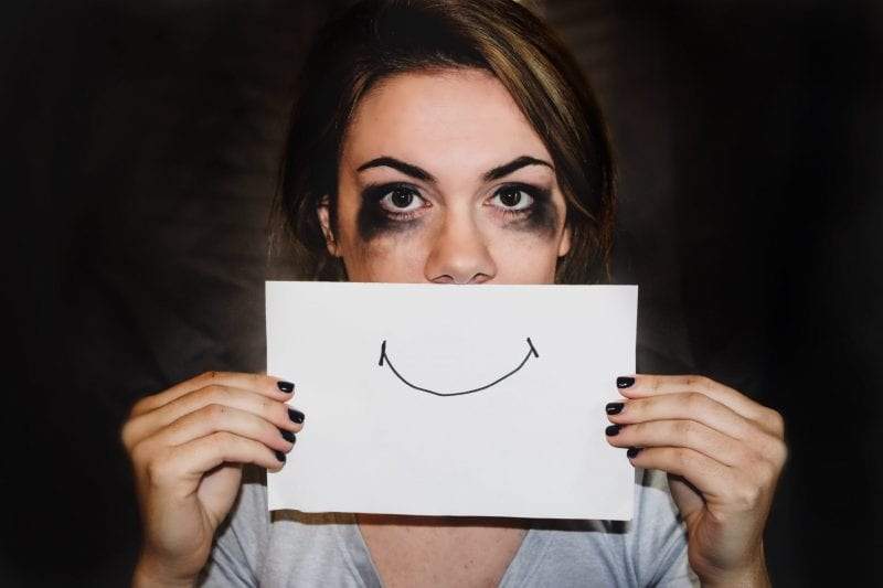 الاكتئاب المبتسم.. عندما يتخفى المرض النفسي وراء سعادة ظاهرية