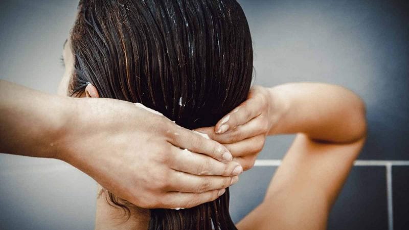 أخطاء غسل الشعر التي يقع فيها الكثيرون